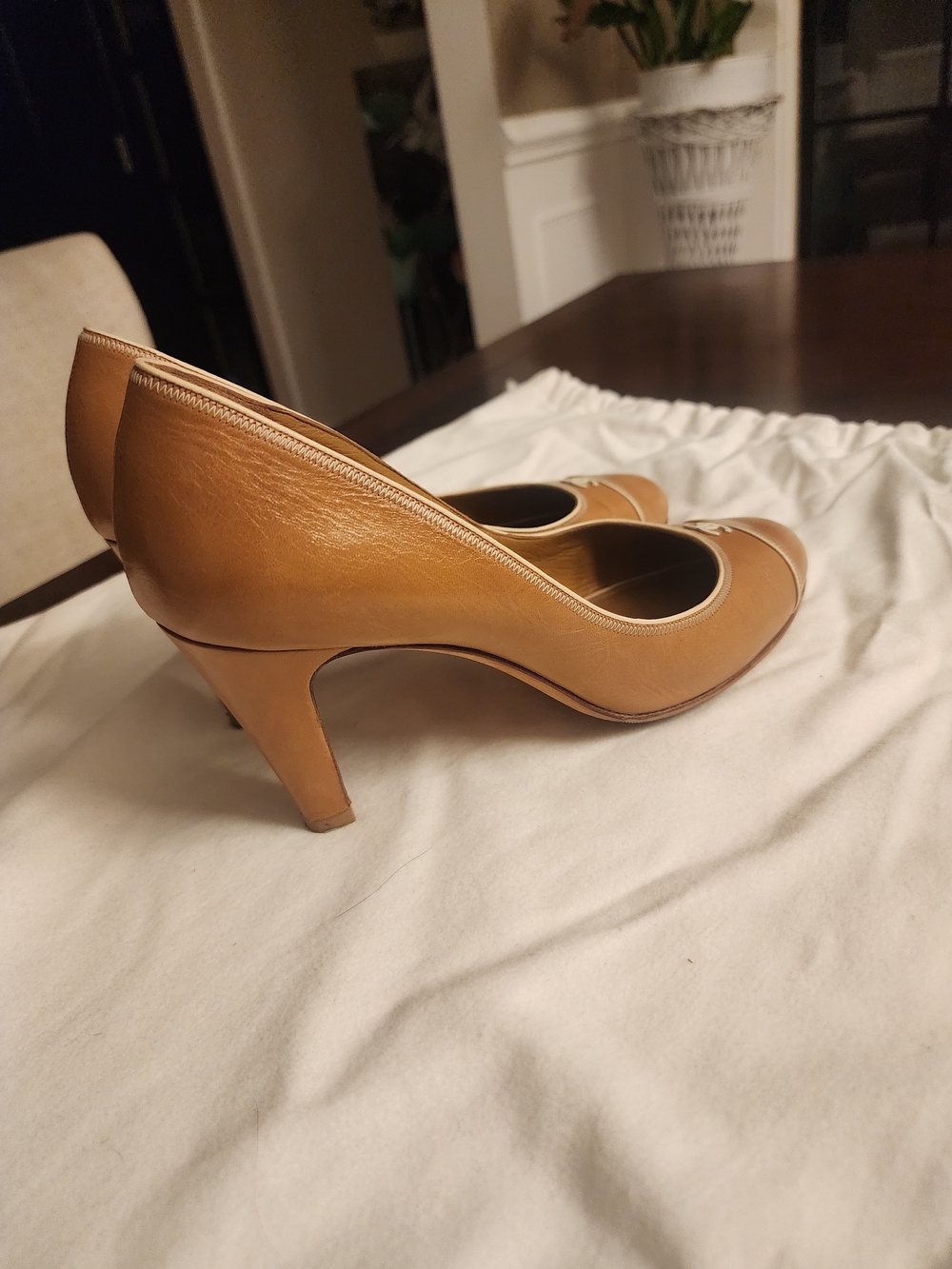 Chanel Vintage Camel Leather Cap Toe Pumps White Piping CC Logo - Picture 2 of 5